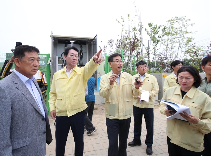 정 시장은 14일 상습 침수지역인 진안동과 황계동을 방문해 시민들의 수해 걱정을 덜고 예방책 마련에 나섰다.(사진제공/화성시)