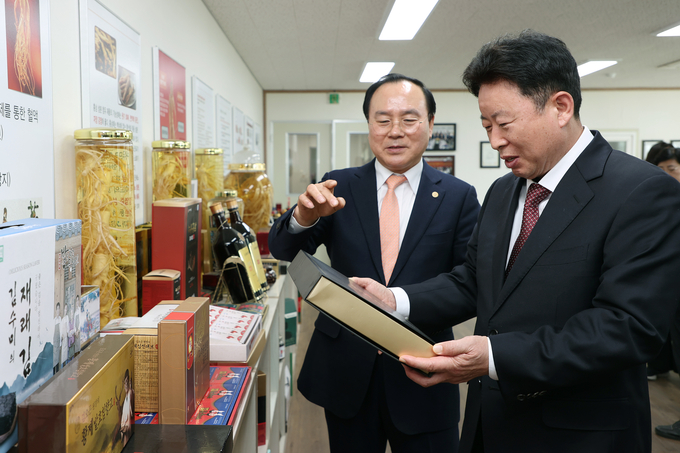 서태원 가평군수가 지역 농특산물을 보고 있다. (사진=가평군 제공)