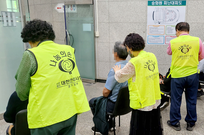 지난달 18일 대한안마사협회 경기지부 소속 안마사들이 유족들에게 안마 서비스를 제공하고 있다. (사진=수원도시공사 제공) 