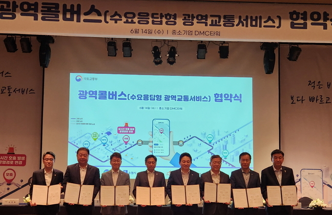 황인국 제2부시장(왼쪽 3번째), 원희룡 국토교통부장관(오른쪽 4번째) 등이 협약 체결 후 기념촬영을 하고 있다. (사진=수원시 제공)
