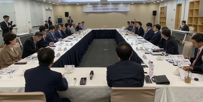 14일 송도컨벤시아에서 열린 민주원 인천지방국세청장 초청 간담회 참석자들이 얘기를 나누고 있다. ( 사진 = 인천경영자총협회 제공 )