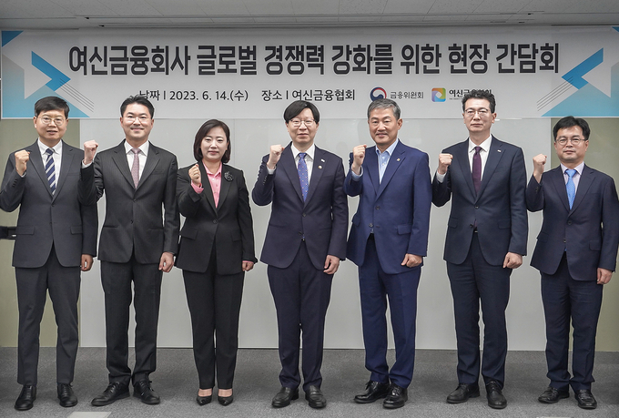 우상현 BC카드 부사장(왼쪽)이 14일 간담회에서 김소영 금융위원회 부위원장(왼쪽 4번째), 정완규 여신협회장(왼쪽 5번째)등 관계자들과 기념촬영을 하고 있다. (사진=BC카드 제공)