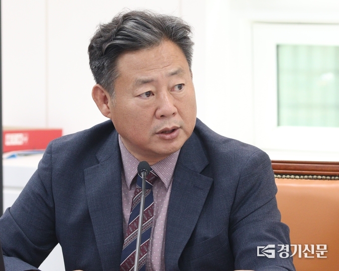 신동화 구리시의회 의원이 지난 13일 행정사무감사에서 구리시의 전세 피해가 우려되는 가운데 앞으로 피해 예방과 피해자에 대한 구제 대책 마련이 시급하다며 발언하고 있다.(사진=구리시의회 제공)