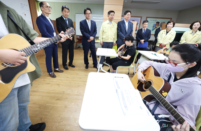 이주호 교육부 장관이 14일 오전 오산시 원동초등학교 현장방문에서 통기타 수업에 참관하고 있다. (사진=연합뉴스 제공)