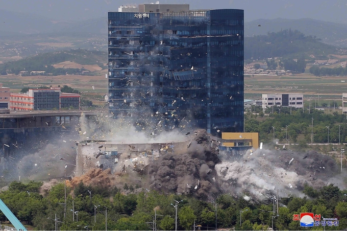 2020년 6월 16일 북한이 남북공동연락사무소를 무단 폭파하는 모습. (사진=연합뉴스)
