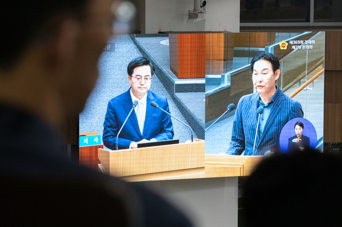 14일 오전 경기도의회 본회의장에서 열린 제369회 정례회 제2차 본회의에서 김동연 경기도지사가 강웅철 경기도의원에게 도정 질문을 받고 있다. (사진=경기도 제공)