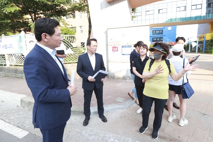 이상일 용인특례시장이 지난 14일 기흥구 마북동에 위치한 구성중·고등학교 앞을 찾아 학생들의 통학로 현장을 살펴보고 있다. (사진=용인시 제공)