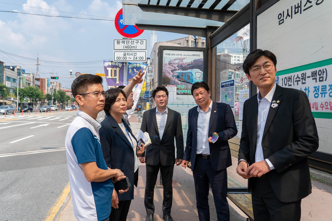 김진석·박인철·박병민 용인특례시의회 의원 등이 시 관계부서 직원들과 용인터미널 임시정류장 시설 현장을 점검하고 있다. (사진=용인시 제공)