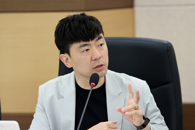 12일 인천시의회 행정안전위원회에서 열린 회의에서 신성영 인천시의원이 발언하고 있다. ( 사진 = 인천시의회 제공 )
