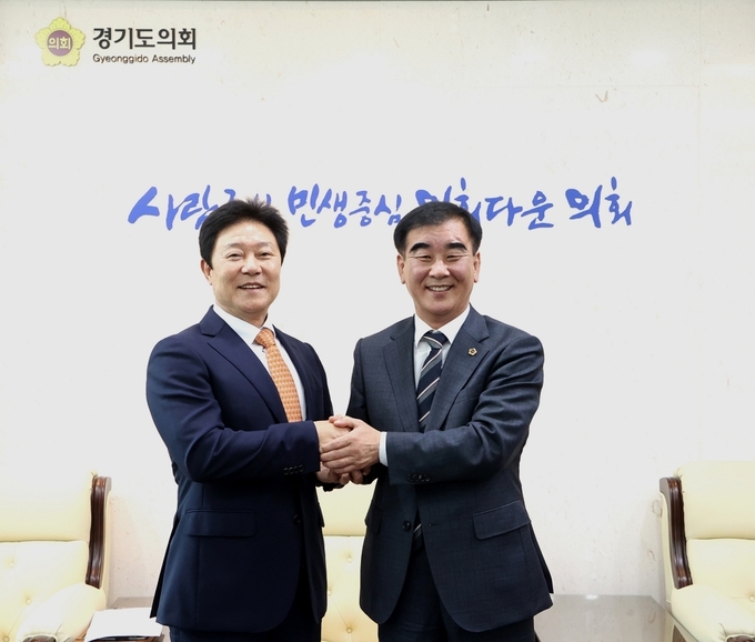 (왼쪽부터) 지재기 대한주택건설협회 경기도회 회장, 염종현 경기도의회 의장. (사진=대한주택건설협회 경기도회 제공)