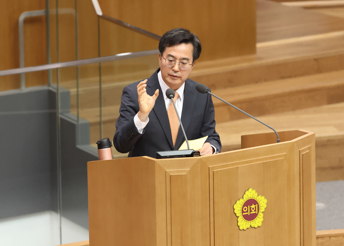 15일 오후 김동연 경기도지사가 제369회 정례회 제3차 본회의에서 의원들의 질의 내용에 답변을 하고 있다. (사진=경기도 제공)