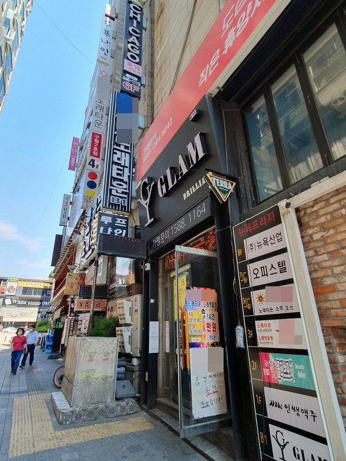 15일 인천 남동구 구월돌 로데오거리의 한 상가건물 모습. 노래연습장 여러곳이 모여 있다. ( 사진 = 최태용 기자 )