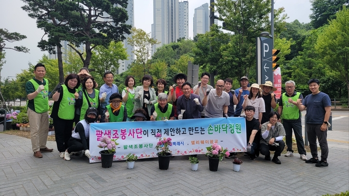 15일 수원 광교 엘리웨이에서 수원시 관계자와 시민들이 기념 촬영을 하고 있다. (사진=수원시 제공)