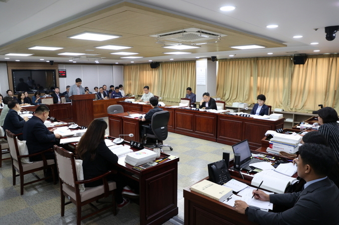 15일 수원시의회 상임위 회의실에서 도시환경위원들이 조례안 등을 심사하고 있다. (사진=수원시의회 제공)