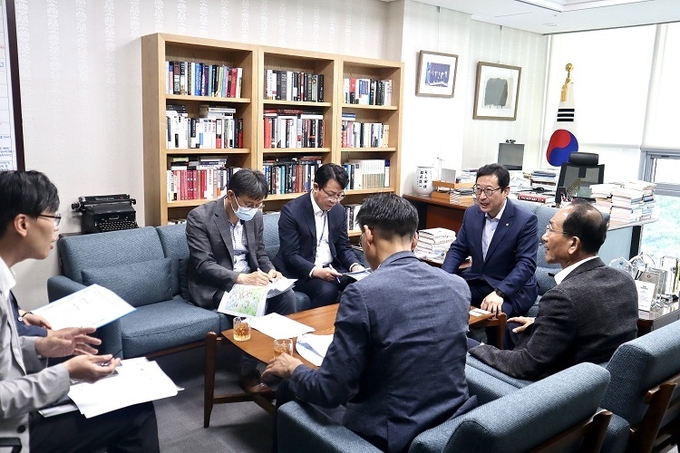김한정 의원은 이성해 위원장으로부터 별내선 연장(별내-별가람) 등에 대한 보고를 받고 향후 계획을 논의했다.(사진=김한정 의원실 제공)