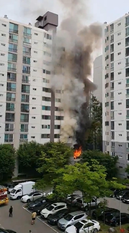  17일 성남 정자동의 한 아파트에서 화재가 발생했다. (사진=연합뉴스 제공)
