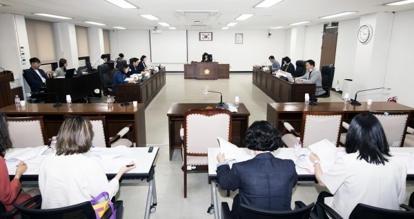 김포시의회 행복복지위원회에서 철도 분담금 놓고 지적을 하고 있다. (사진=천용남 기자)