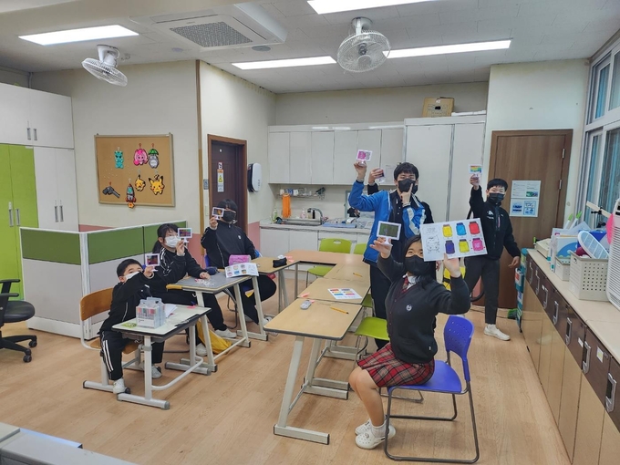 특수학교 학생들이 독서 프로그램을 진행하는 모습. (사진=경기중앙도서관 제공)