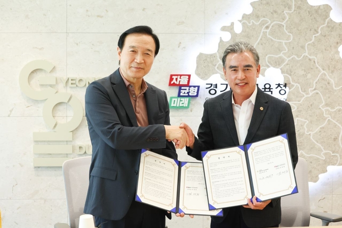 16일 임 교육감이 숙련기술인총연합회 회장과 업무협약을 맺고 기념사진을 촬영하고 있다. (사진=경기도교육청 제공)