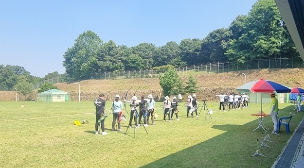 지난 17일 수원특례시 수원양궁장에서 진행된 ‘제104회 전국체육대회 양궁 경기도대표 2차 선발전’에 참가한 선수들이 경기를 펼치고 있다. (사진=경기도양궁협회 제공)