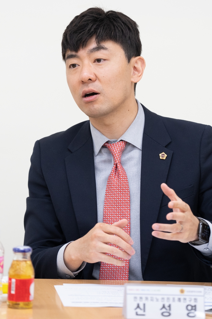 신성영 인천시의원이 지난 5월 9일 시의회 행정안전위원회 세미나실에서 열린 인천 카지노 선진조례 연구회 세미나에 참여해 발언하고 있다. 신 의원 장인과 아내가 소유한 땅은 미단시티와 가깝고, 미단시티는 카지노를 포함한 복합리조트가 들어설 계획이다. ( 사진 = 인천시의회 제공 )