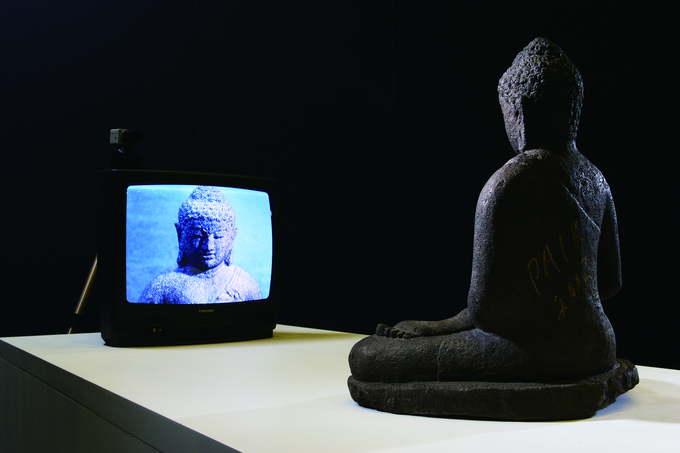 백남준, TV 부처, 1974(2002), 석불좌상, CRT TV 모니터, 폐쇄회로 카메라, 가변크기, 백남준아트센터 소장. (사진=경기도미술관 제공)