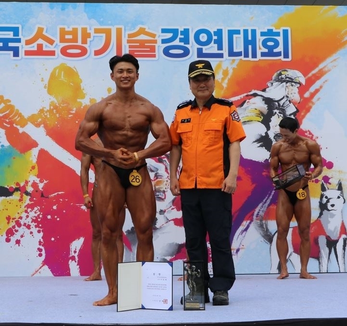 전국 소방관 몸쨍 대회에서 2위를 차지하며 기념사진을 찍고 있는 이호세 소방관 김포소방서제공