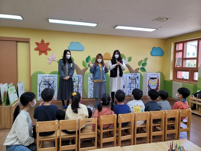  포천교육도서관이 유치원생을 대상으로 동화구연 재능기부를 하는 모습. (사진=포천교육도서관 제공)