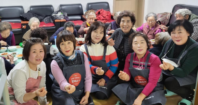 여주시는 경로당 식사도우미 지원사업 ’밥퍼스 봉사단‘을 운영 중이다. (사진-여주시 제공)