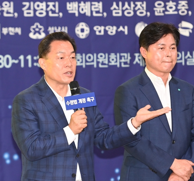 19일 국회의원회관에서 열린 토론회에서 이재준(왼쪽) 수원시장이 발언을 하고 있다. (사진=수원시 제공)
