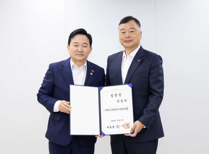 원희룡 국토교통부 장관(왼쪽)이 유병태 HUG 신임사장에게 임명장을 전달하고 기념촬영을 하고 있다. (사진=국토교통부 제공)