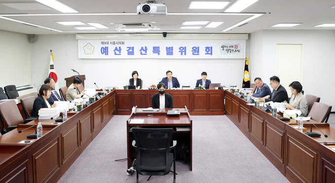 시흥시의회 예산결산특별위원회가 2022회계연도 결산을 심사했다.(사진=시흥시의회 제공)