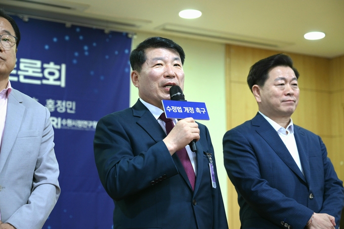 백경현 시장이 국회의원회관 제2소회의실에서 개최된 「수도권 정비계획법 개정 및 도시성장을 위한 국회토론회」에 참석해 관련법 개정을 촉구하고 있다. (사진=구리시 제공)