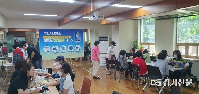 구리시는 관내 65세 이상 어르신을 위해 스마트 관련 앱과 건강관리기기를 활용해 보건소 간호사와 영양사, 운동지도사 등 전문 인력이 사전·사후 체력 평가를 하는 등 건강관리 서비스를 제공하는 사업을 상·하반기 진행한다. 사진은 상반기에 실시한 '스마트 어르신 건강관리사업' 모습. (사진=구리시 제공)