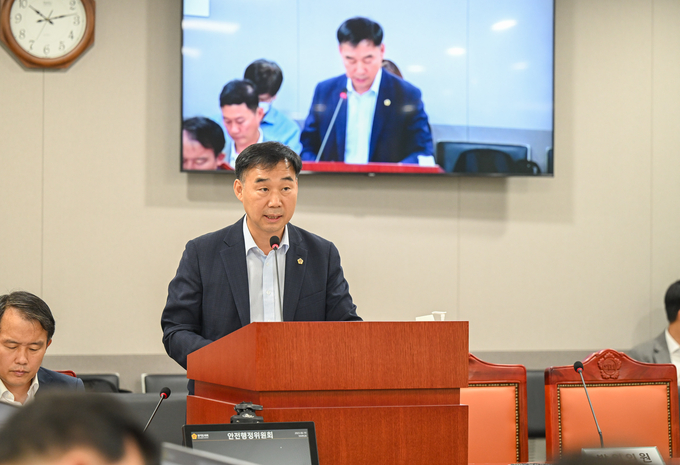 윤종영(국힘‧연천) 의원 19일 경기도의회 안정행정위원회 제369회 정례회 1차 회의에서 ‘경기도 군유휴지 및 군유휴지주변지역 활용과 지원에 관한 조례안’에 대한 제안 설명을 하고 있다. (사진=경기도의회 제공)