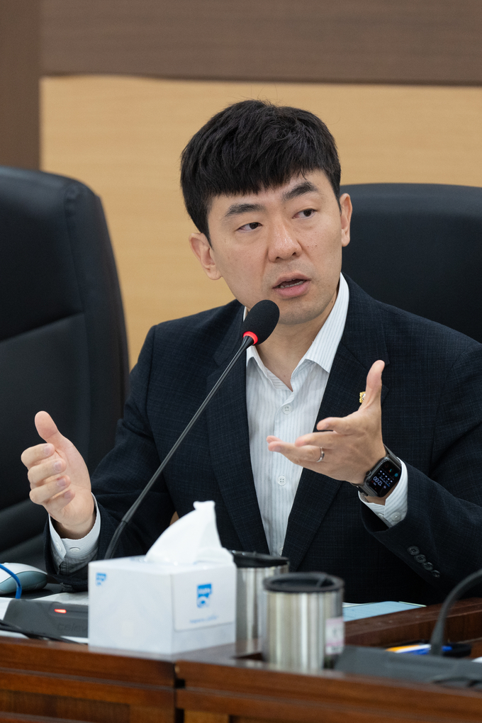 19일 열린 인천시의회 행정안전위원회 회의에서 신성영 인천시의원이 발언하고 있다. ( 사진 = 인천시의회 제공 )