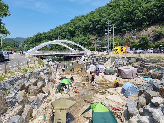 남양주 수락산 자락 청학계곡을 찾은 시민들. (사진=이화우 기자)