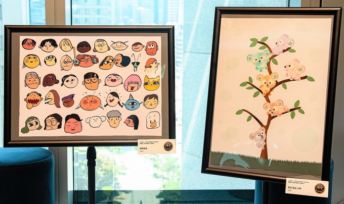 제3회 텀블러 그림 공모전 대상 '알록달록'(왼쪽),'편견없는나무'. (사진=스타벅스코리아 제공)