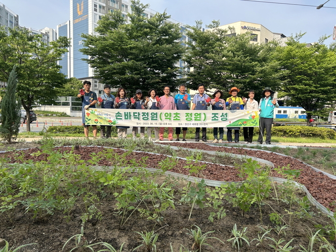 19일 수원시 권선구 세류동 일원에서 새빛수원손바닥정원단원들이 기념 촬영을 하고 있다. (사진=수원시 제공) 