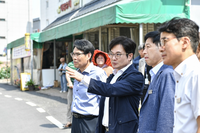 김병수 시장이 민선 8기 1주년을 맞아 전문가들과 함께 집중호우 침수 지역을 들러보고 대책을 논의 하고 있다. (사진=김포시 제공)