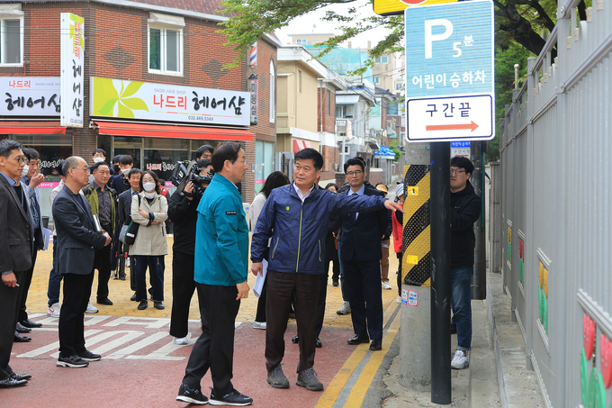 지난 4월 인천 남동구 간석초를 찾은 유정복 시장과 박종효 구청장이 어린이보호구역 교통안전 시설을 점검하고 있다. ( 사진 = 남동구 제공 )