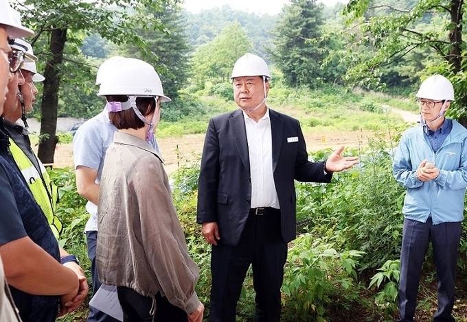 김경일 파주시장이 캠프하우스 근린공원 현장을 점검하고 있다. (사진=파주시 제공)