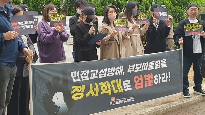 지난 4월 25일 오후 인천경찰청 앞에서 친부와 계모의 학대로 사망한 A군의 친모 B씨가 기자회견을 하고 있다. ( 사진 = 최태용 기자 )