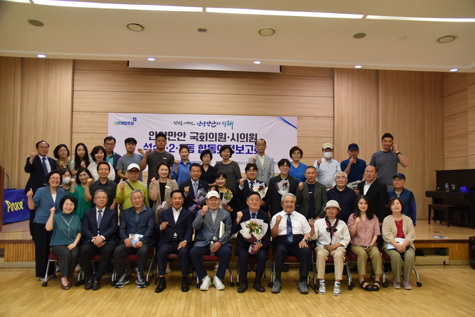 강득구 국회의원(앞줄 오른쪽 다섯번째)이 석수2동 행정복지센터에서 의정보고회를 마친 뒤 참석자들과 기념사진을 찍고 있다. (사진=강득구 의원실 제공)