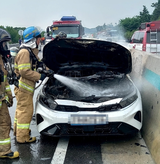  19일 서울문산고속도로를 달리던 차량이 가드레일에 추돌하는 사고가 발생했다. (사진=고양소방서 제공)