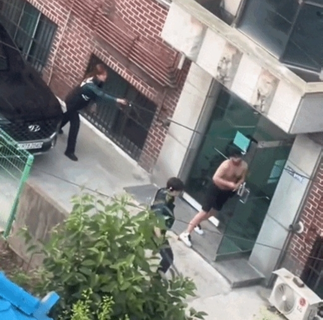  17일 경찰이 난동 피우는 피의자를 제압하는 모습. (사진=커뮤니티 누리집 갈무리)