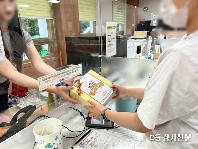 남양주시 관계자가 출산 가정에 선물을 보내고 있다. (사진=남양주시 제공)