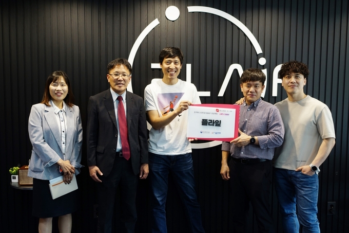 이상창 경기지방중소벤처기업청장이 2023년 초격차 스타트업 1000+ 플라잎에 방문해 소통 시간을 가졌다. (사진=경기지방중소벤처기업청 제공)