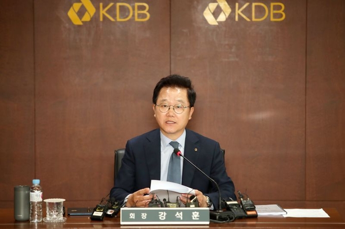 강석훈 한국산업은행 회장이 20일 서울 영등포구 산업은행 본점에서 열린 췽미 1주년 기자간담회에서 기자들의 질문에 답변하고 있다. (사진=KDB산업은행 제공)