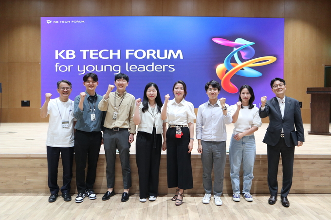 윤진수 KB국민은행 부행장(왼쪽)이 지난 16일 KB테크포럼에 참여해 KB국민은행 직원들이 기념촬영을 하고 있다. (사진=KB국민은행 제공)